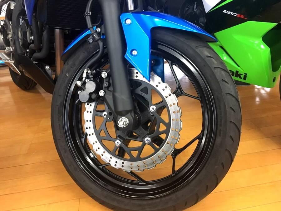 Kawasakiバイクの前輪タイヤ