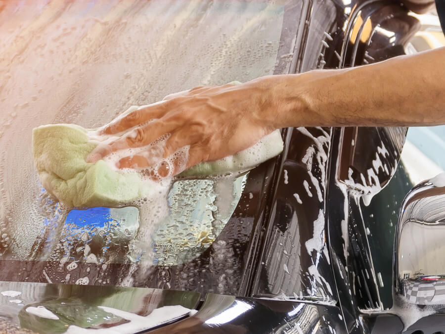 洗車中の男性
